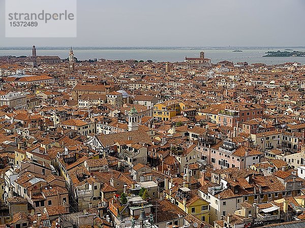 Blick auf die Dächer von Venedig  Venetien und Italien