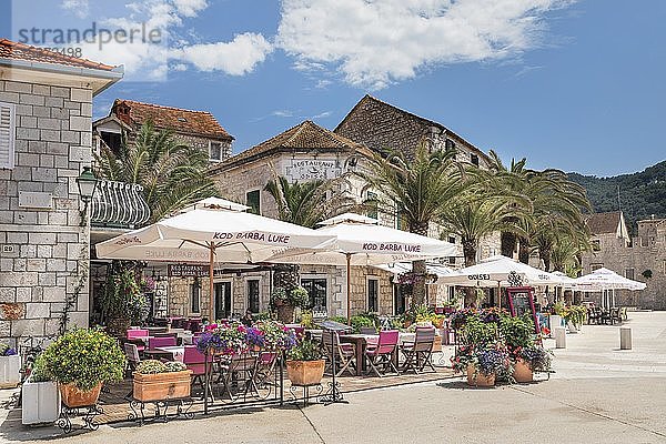 Restaurants und Straßencafés in der Altstadt von Stari Grad  Insel Hvar  Dalmatien  Kroatien  Europa