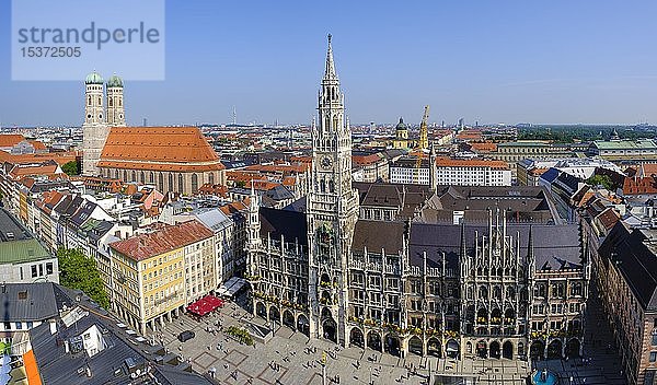 Blick auf Frauenkirche  Marienplatz und Neues Rathaus  München  Oberbayern  Bayern  Deutschland  Europa