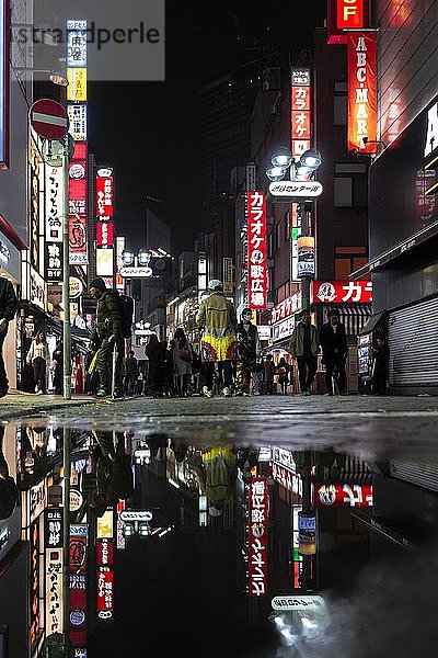 Fußgänger  Straße mit Leuchtreklame und Werbeschildern bei Nacht  Spiegelung  Udagawacho  Shibuya  Tokio  Japan  Asien