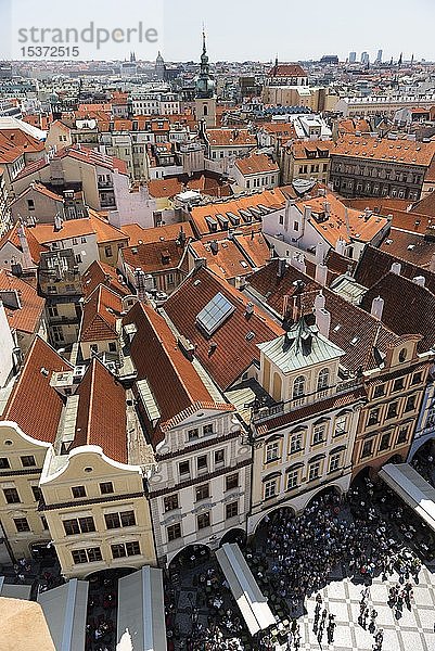 Blick vom Rathausturm auf die Altstadt  Prag  Böhmen  Tschechische Republik  Europa