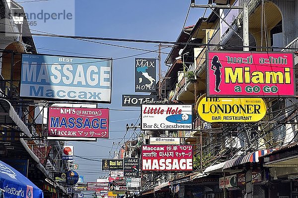 Viele bunte Werbeschilder in der Fußgängerzone  Bars  Massage  Pattaya  Chonburi  Thailand  Asien