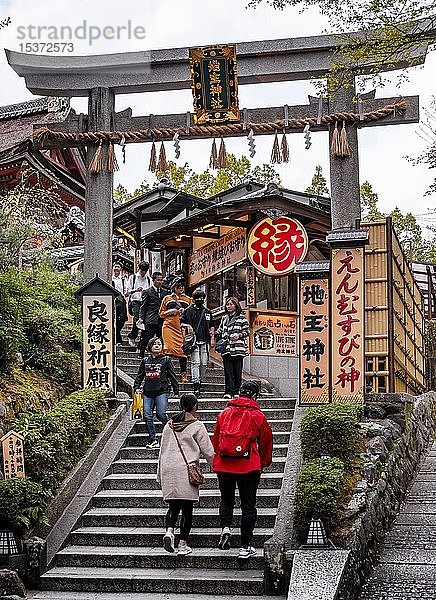 Treppe zum Jishu-Jinja-Schrein  Kiyomizu-dera-Tempel  Buddhistischer Tempelkomplex  Kyoto  Japan  Asien