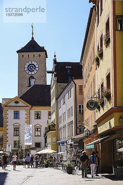 Altstadt am Kohlenmarkt mit Rathausturm  Regensburg  Oberpfalz  Bayern  Deutschland  Europa