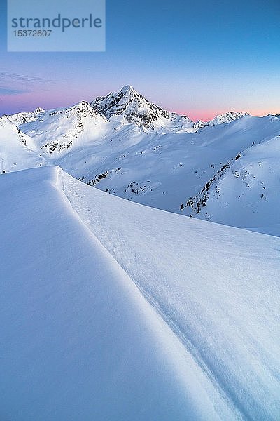 Berglandschaft  Torhelm und Brandberger Kolm im Winter bei Sonnenuntergang  Zillertal  Tirol  Österreich  Europa
