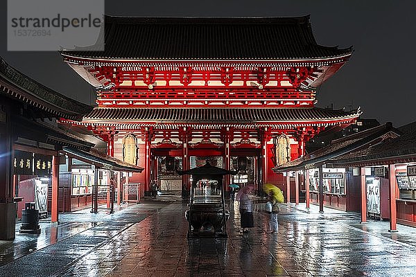 Nachtaufnahme  H?z?mon-Tor  buddhistischer Tempel  Sens?-ji-Tempel oder Asakusa-Schrein  Asakusa  Tokio  Japan  Asien