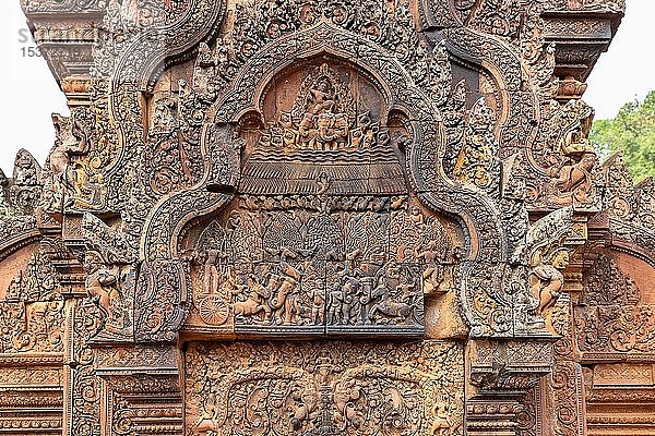Wunderschöne Schnitzereien im Kudu-Bogen am Tempel Banteay Srei  Angkor Archaeological Park  Siem Reap  Kambodscha  Asien