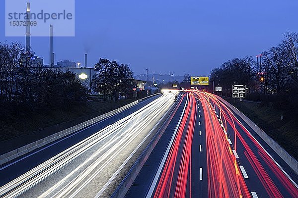 Autoverkehr auf der Bundesstraße B14  weiße und rote Lichtspuren in der Abenddämmerung  Stuttgart  Baden-Württemberg  Deutschland  Europa