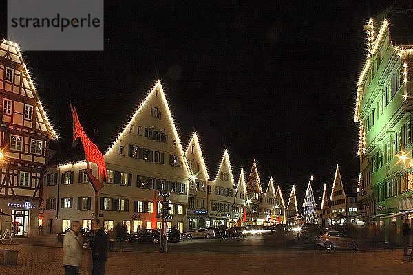 Beleuchtete Fassaden  Langzeitbelichtung  Marktplatz in Biberach  Biberach  Oberschwaben  Baden-Württemberg  Deutschland  Europa