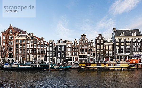 Gracht mit Booten  historische Häuserzeile an der Singel Gracht  Amsterdam  Nordholland  Niederlande