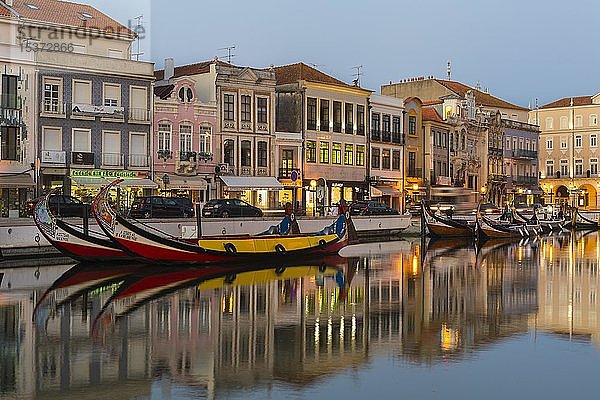 Am Hauptkanal vertäute Moliceiros  Aveiro  Venedig von Portugal  Beira Litoral  Portugal  Europa