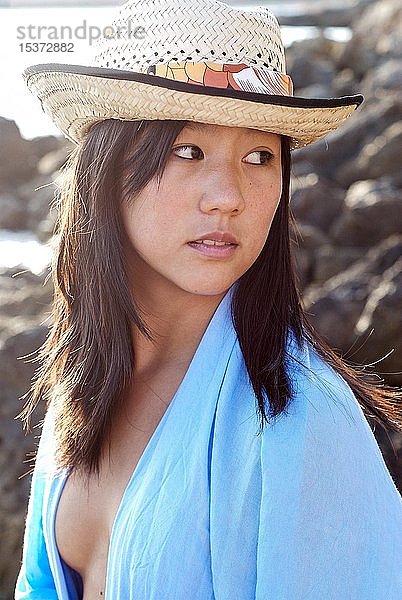 Junge asiatische Frau mit Strohhut  Porträt  Ibiza  Spanien  Europa