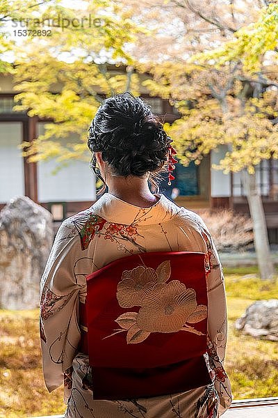 Japanische Frau im Kimono  Blick in den Innenhof des ?-shoin  Kennin-ji-Tempel  Higashiyama  Kyoto  Japan  Asien