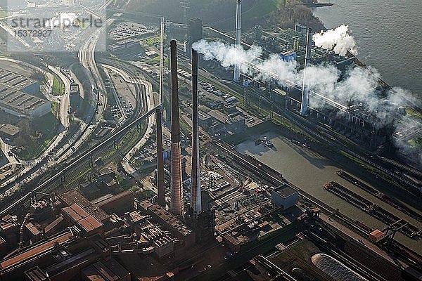 Luftaufnahme  Stahlwerk mit dampfendem Schornstein  Bruckhausen  Duisburg  Nordrhein-Westfalen  Deutschland  Europa