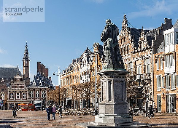 Grote Markt  Marktplatz mit historischen Häusern  Rathaus mit Kirche St. Bavokerk  Haarlem  Provinz Nordholland  Holland  Niederlande