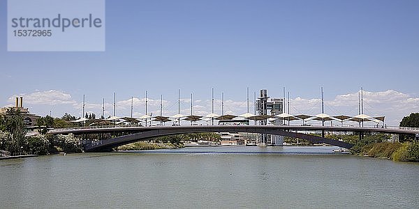Cachorro-Brücke  Puente del Cristo de la Expiración el Cachorro  über den Fluss Guadalquivir  hinter Torre Schindler  Sevilla  Andalusien  Spanien  Europa