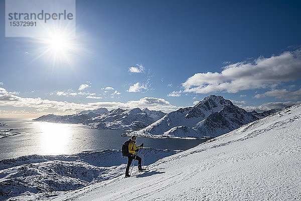 Wanderer beim Klettern am Offersøykammen  Vestvågøya  Lofoten  Norwegen  Europa