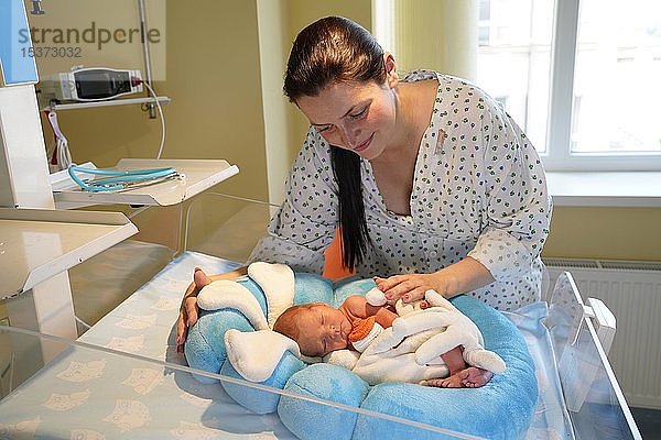 Mutter besucht Neugeborenes auf der Intensivstation  Karlovy Vary  Tschechische Republik  Europa