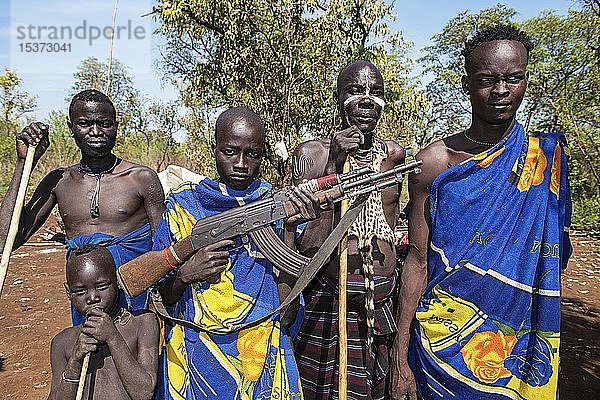 Männer vom Stamm der Mursi  einer mit Mann mit Kalaschnikow  Mago-Nationalpark  Region der südlichen Nationen und Völker  Äthiopien  Afrika