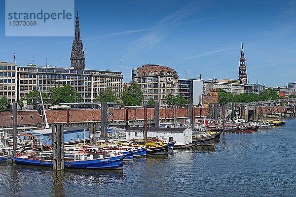 Binnenschiffe  Lastkähne am Liegeplatz  Binnenhafen  Hohe Brücke  Hamburg  Deutschland  Europa