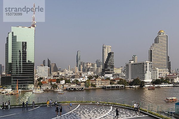 Panoramablick von der Terrasse des Icon Siam  Skyline  CAT Building am Mae Nam Chao Phraya River  Bang Rak District und Khlong San District in Thonburi  Bangkok  Thailand  Asien