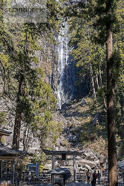 Nachi-Wasserfall hinter der Pagode des Seigantoji-Tempels  Nachisan  Wakayama  Japan  Asien