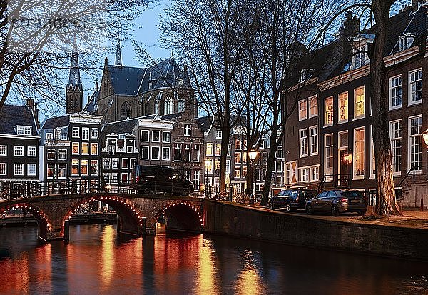 Abendstimmung  Gracht mit Brücke  Leidsegracht  Gracht mit historischen Häusern  Amsterdam  Nordholland  Niederlande