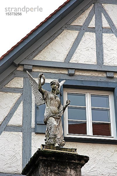 Statue eines Engels vor einem Fachwerkhaus  Kirchplatz  Biberach  Oberschwaben  Baden-Württemberg  Deutschland  Europa