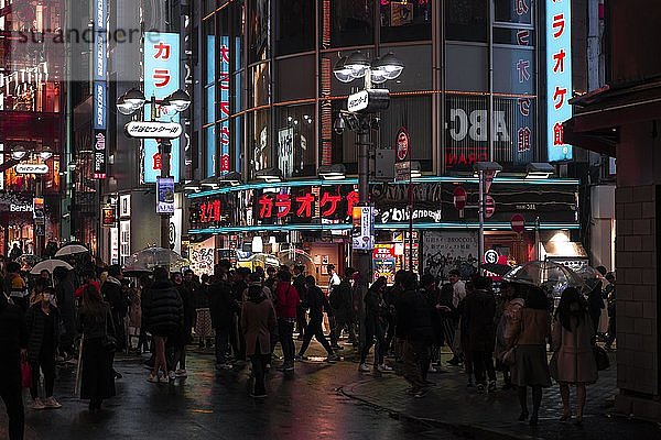 Fußgänger  Straße mit Leuchtreklame und Werbeschildern bei Nacht  Udagawacho  Shibuya  Tokio  Japan  Asien
