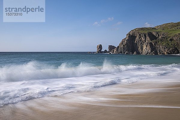 Wellen brechen am Strand von Dalmore  Dalmore Beach  Isle of Lewis  Schottland