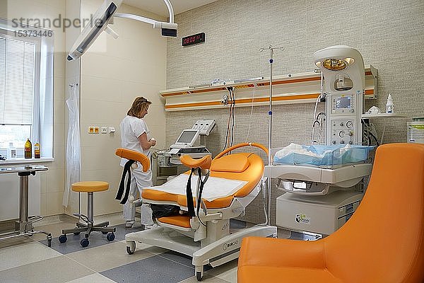 Krankenschwester in einem leeren modernen Kreißsaal mit Gebärstuhl  Karlovy Vary  Tschechische Republik  Europa