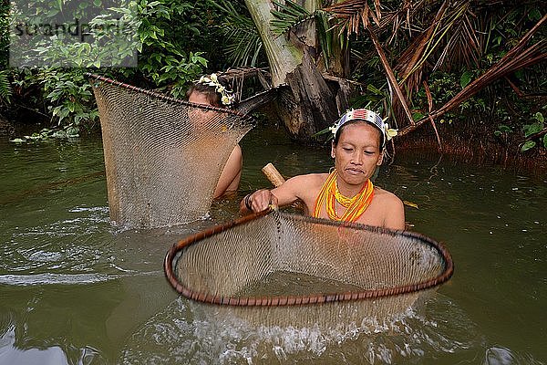 Einheimische Frau beim Fischen in einem Fluss  Insel Siberut  Mentawai-Inseln  Sumatra