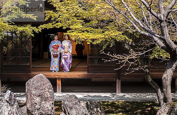 Zwei Japanerinnen im Kimono im Innenhof des ?-shoin  Kennin-ji-Tempel  Higashiyama  Kyoto  Japan  Asien