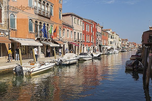 Vertäute Boote auf Kanal mit bunten Wohnhäusern  Insel Murano  Lagune von Venedig  Venetien  Italien  Europa