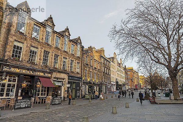 Häuserzeile in der historischen Altstadt  Grassmarket Square  Edinburgh  Schottland  Vereinigtes Königreich  Europa