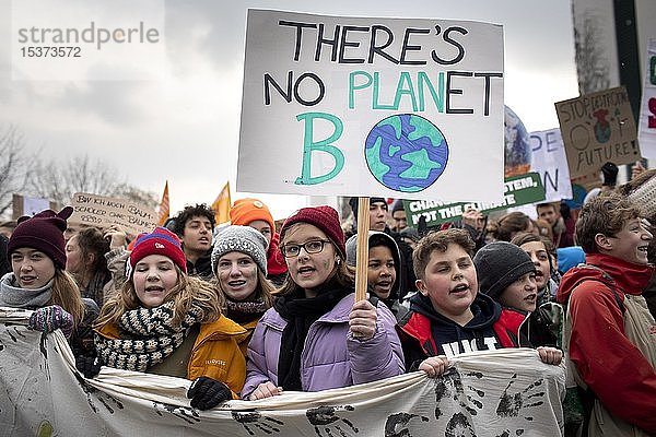 Demonstrant mit Schild There's no Planet B  Demonstration von Schülern und Jugendlichen für den Klimaschutz  Fridays for Future  Berlin  Deutschland  Europa
