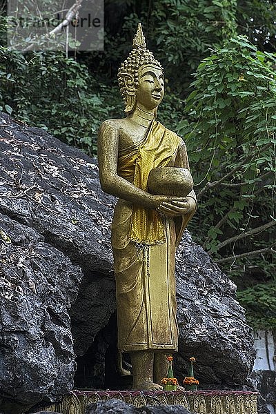 Stehende Buddha-Statue mit Topf für Lebensmittelspenden  Phousi Hill  Luang Prabang  Laos  Asien