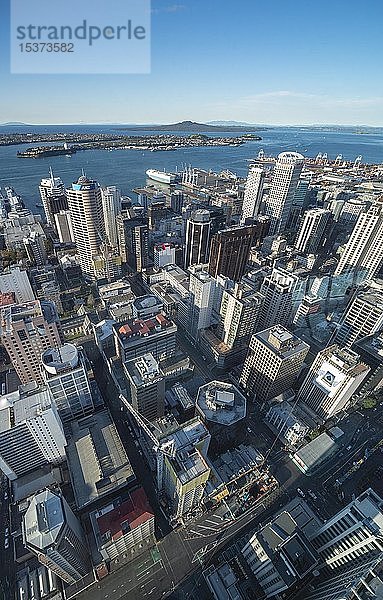 Blick von der Aussichtsplattform des Sky Tower  Skyline mit Wolkenkratzern und Hafen  Central Business District  Auckland  Nordinsel  Neuseeland  Ozeanien