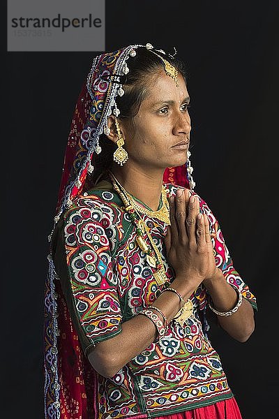Ahir-Frau in traditioneller bunter Kleidung beim Beten  Great Rann of Kutch  Gujarat  Indien  Asien