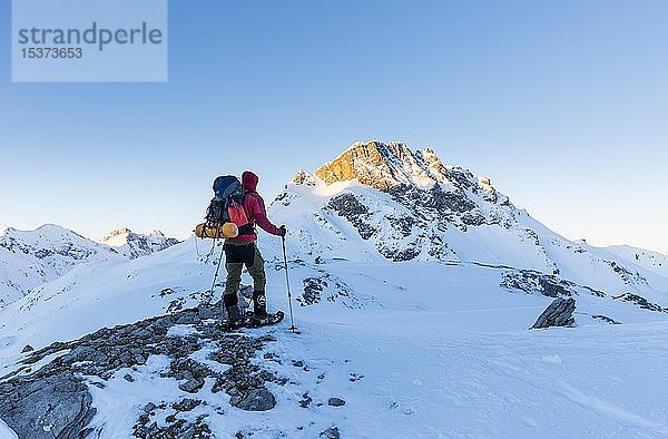Schneeschuhwanderer mit Rucksack  Zeltausrüstung auf dem Mädelejoch im Schnee  bei Kemptner Hütte  Allgäuer Alpen  Tirol  Österreich  Europa