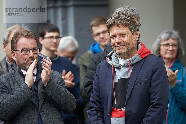 Der Politiker Robert Habeck  Bundesvorsitzender von BÜNDNIS 90/DIE GRÜNEN  genießt den Beifall nach einem Wahlkampfauftritt auf dem Jesuitenplatz in Koblenz  Deutschland  Europa