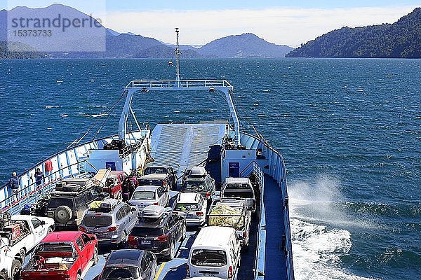 Beladene Autofähre von Hornopirén nach Leptepu  Comau-Fjord  Provinz Llanquihue  Region Los Lagos  Chile  Südamerika