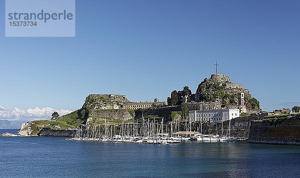 Alte venezianische Festung und Mandraki-Hafen  Korfu-Stadt  Insel Korfu  Ionische Inseln  Griechenland  Europa