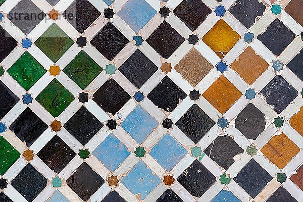 Mosaik aus quadratischen farbigen Keramikfliesen  Palacios Nazaries  Nasridenpaläste  Alhambra  Granada  UNESCO-Weltkulturerbe  Andalusien  Spanien  Europa