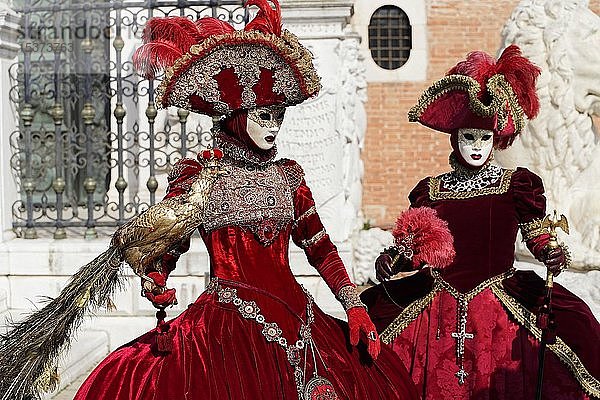 Kostümierte Frauen  traditionelle venezianische Masken  Karneval in Venedig  Venetien  Italien  Europa