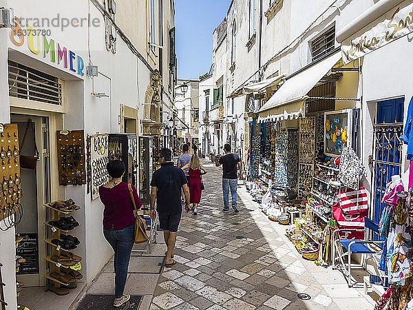 Gasse mit Souvenirläden in der Altstadt  Otranto  Provinz Lecce  Salentinische Halbinsel  Apulien  Italien  Europa