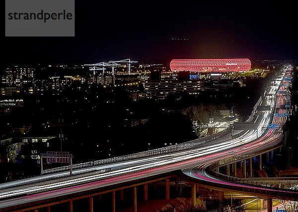 Rot beleuchtete Allianz Arena an der Autobahn A9  Nachtaufnahme  München  Oberbayern  Bayern  Deutschland  Europa