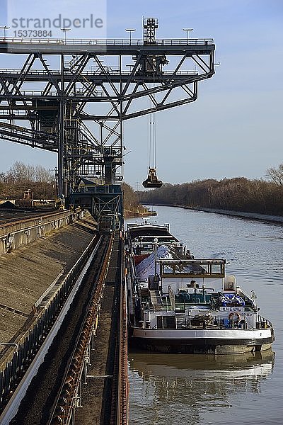 Steinkohle wird auf ein Frachtschiff verladen  Mittellandkanal  Mehrum  Landkreis Peine  Niedersachsen  Deutschland  Europa