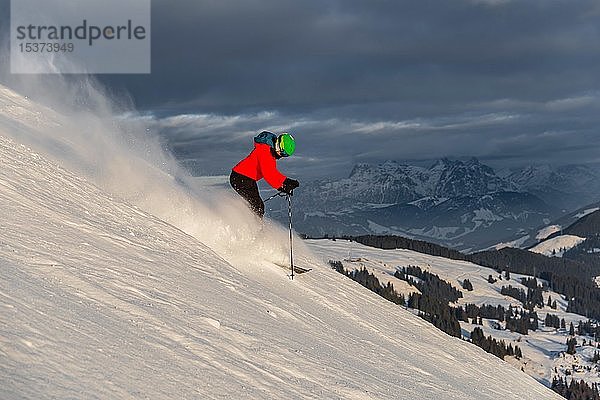 Skifahrerin auf steiler Abfahrt  schwarze Piste  hinter Bergen  Brixen im Thale  Tirol  Österreich  Europa