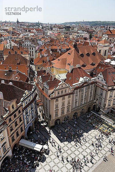 Blick vom Rathausturm auf die Altstadt  Prag  Böhmen  Tschechische Republik  Europa